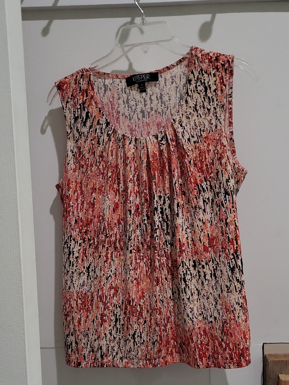 Kasper Sleeveless Abstract Print Tank Top in Coral and Black